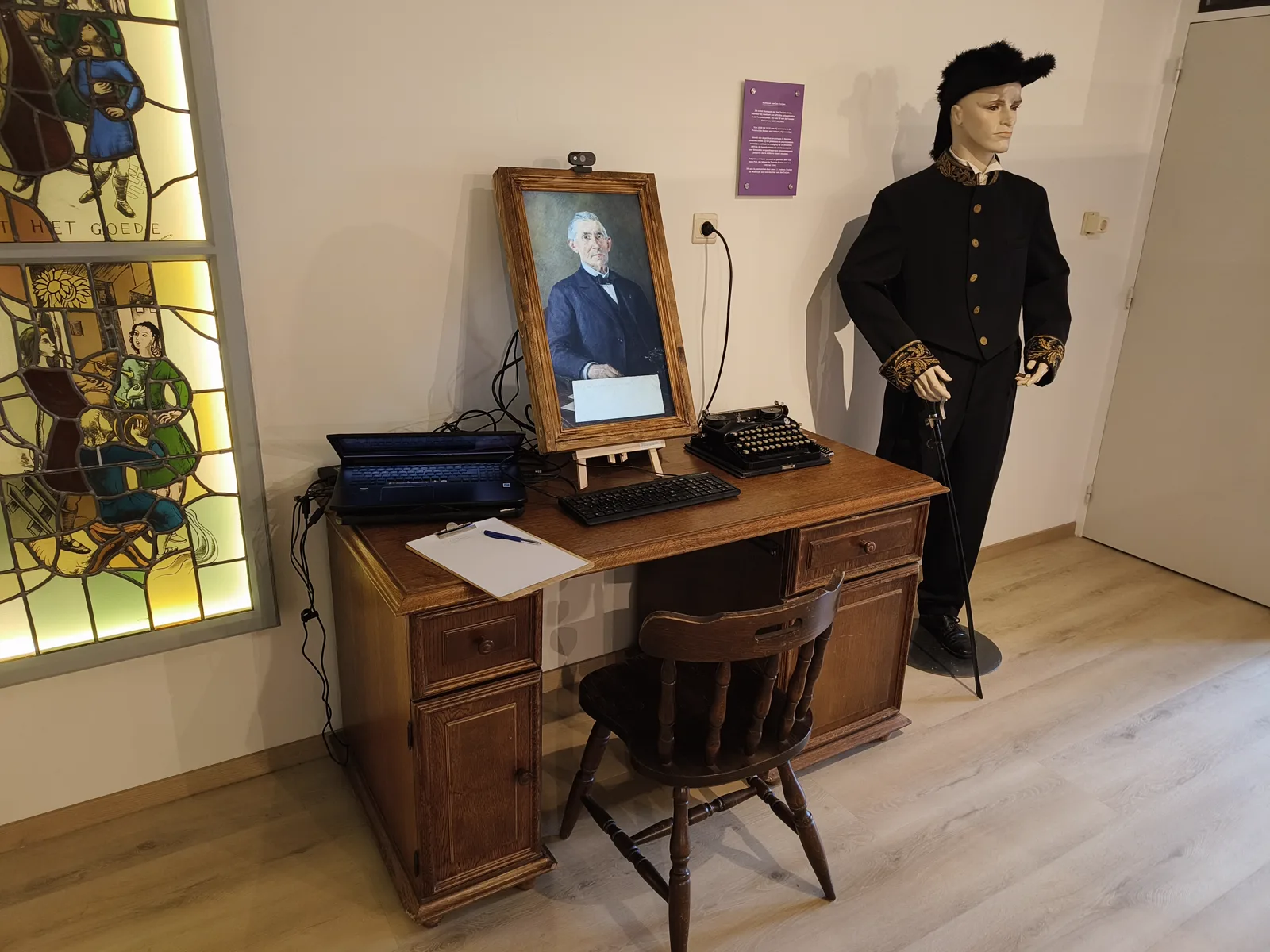 The Brief aan Jan Truijen installation running at Museum Medelo — antique desk, typewriter, and the talking portrait, with the period costume of Jan Truijen beside it