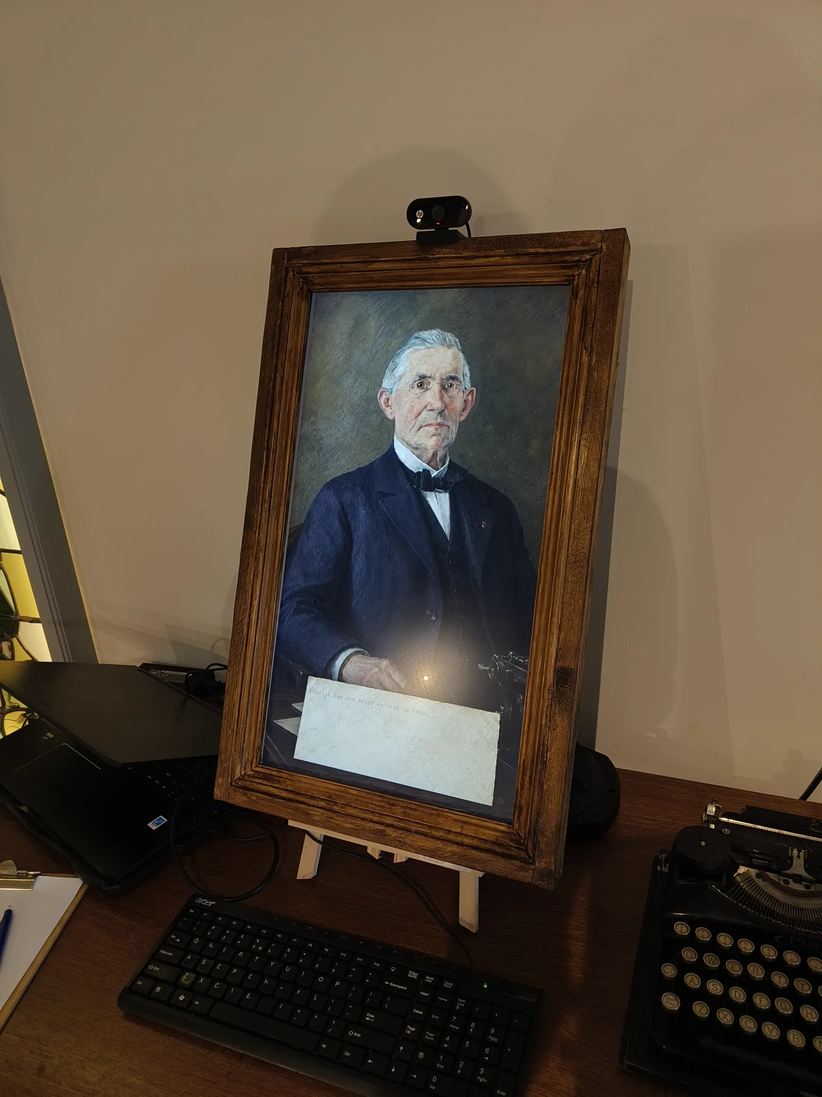 The Brief aan Jan Truijen talking-portrait installation set up at Museum Medelo, with typewriter and antique desk